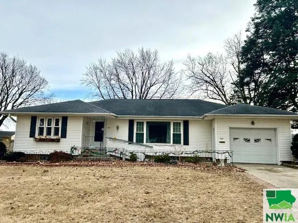 105 3rd Ave SW, Pocahontas, IA 50574