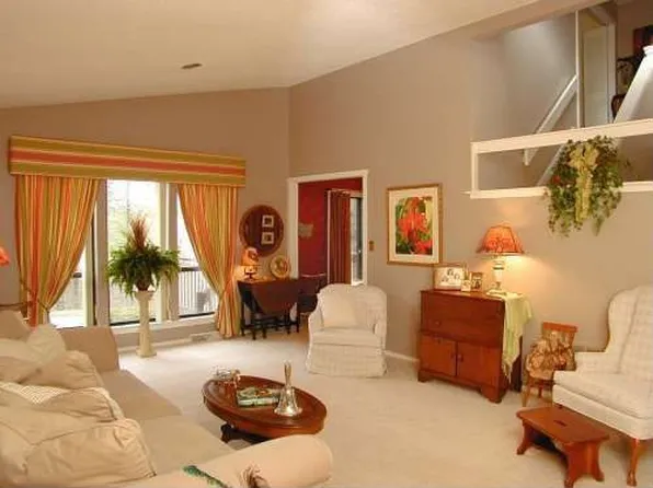 1 Sprucewood Ln, Avon, CT 06001