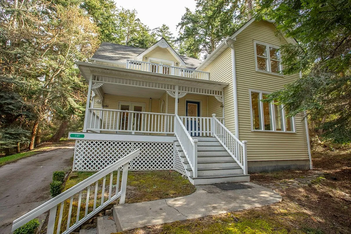 Building Photo - 1101 NE Moore Pl