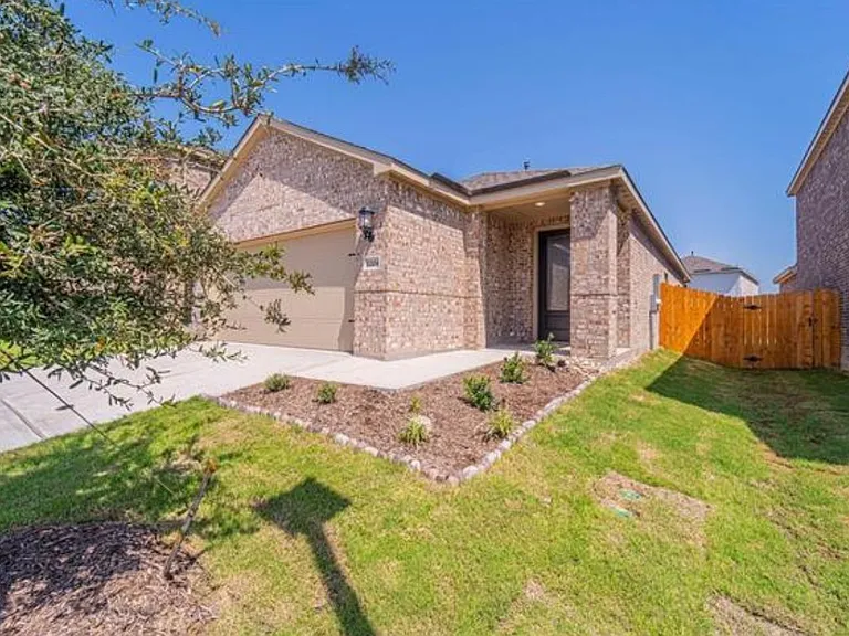1204 Witherspoon Ln — Photo 2