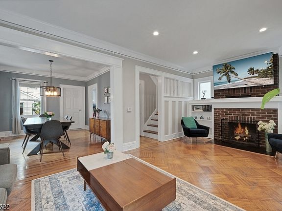 5th image of 130 Parkway Dr W