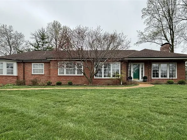 9028 McKnight Woods Ln, Saint Louis, MO 63117