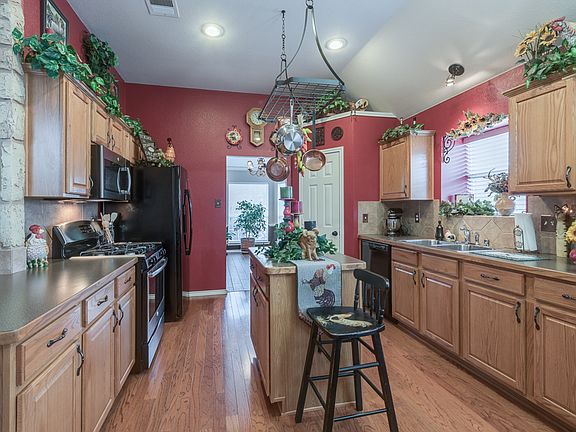 3rd image of 10209 Evergreen Dr