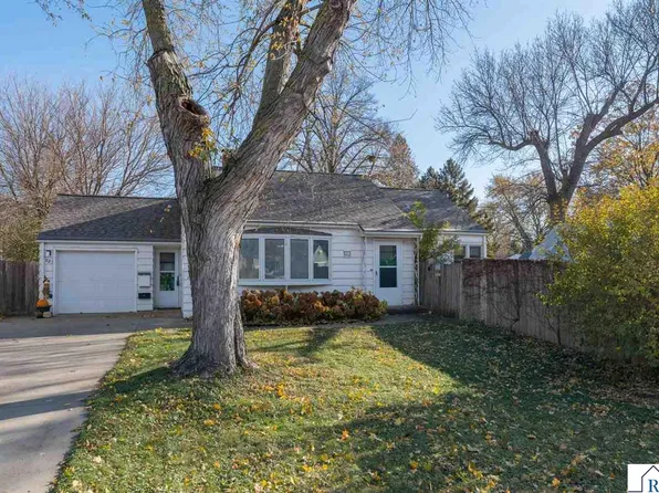 825 Carney Ave, Mankato, MN 56001