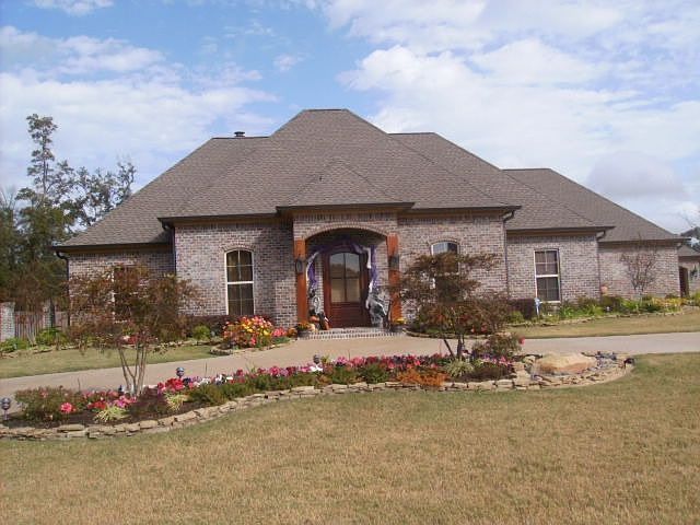 1st image of 2023 Oak Leaf Forest Dr