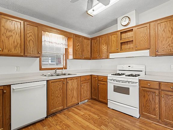 3rd image of 700 Hillcrest Ln