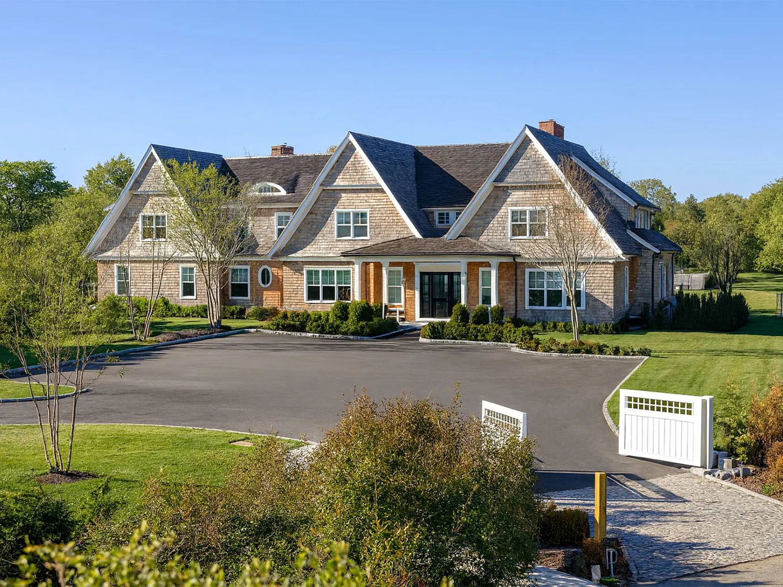 Resort-Style Retreat In East Hampton Village South With Tennis — Photo 2