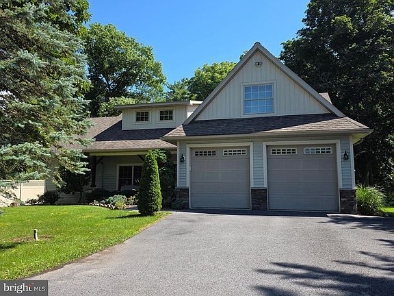 3rd image of 197 Hecla Rd