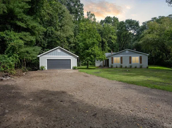 1720 W Commerce Rd, Milford, MI 48380