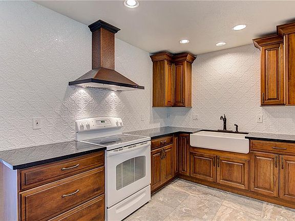 3rd image of 2320 51st Avenue Dr E