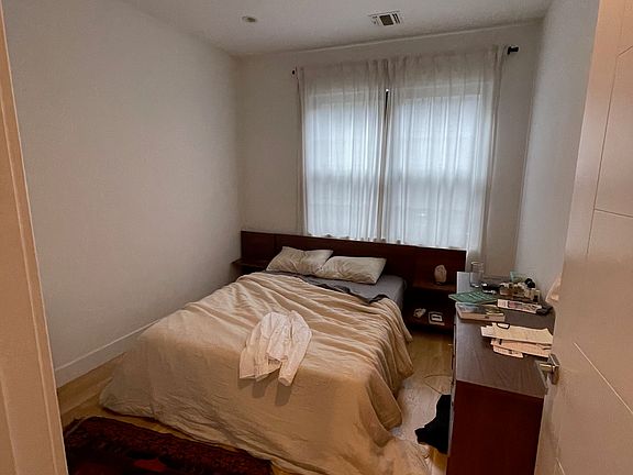 5th image of 143 Woodbine St Floor 1