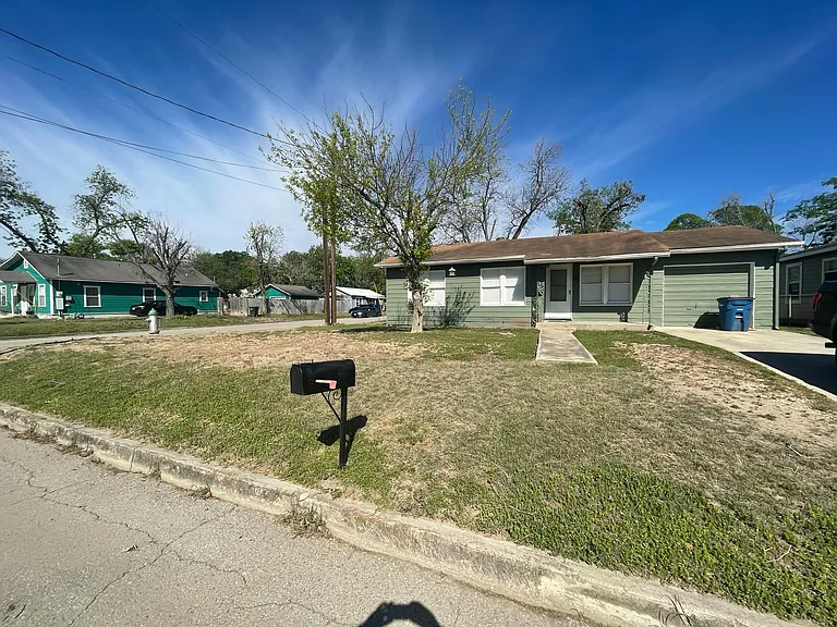811 Oasis St — Photo 2