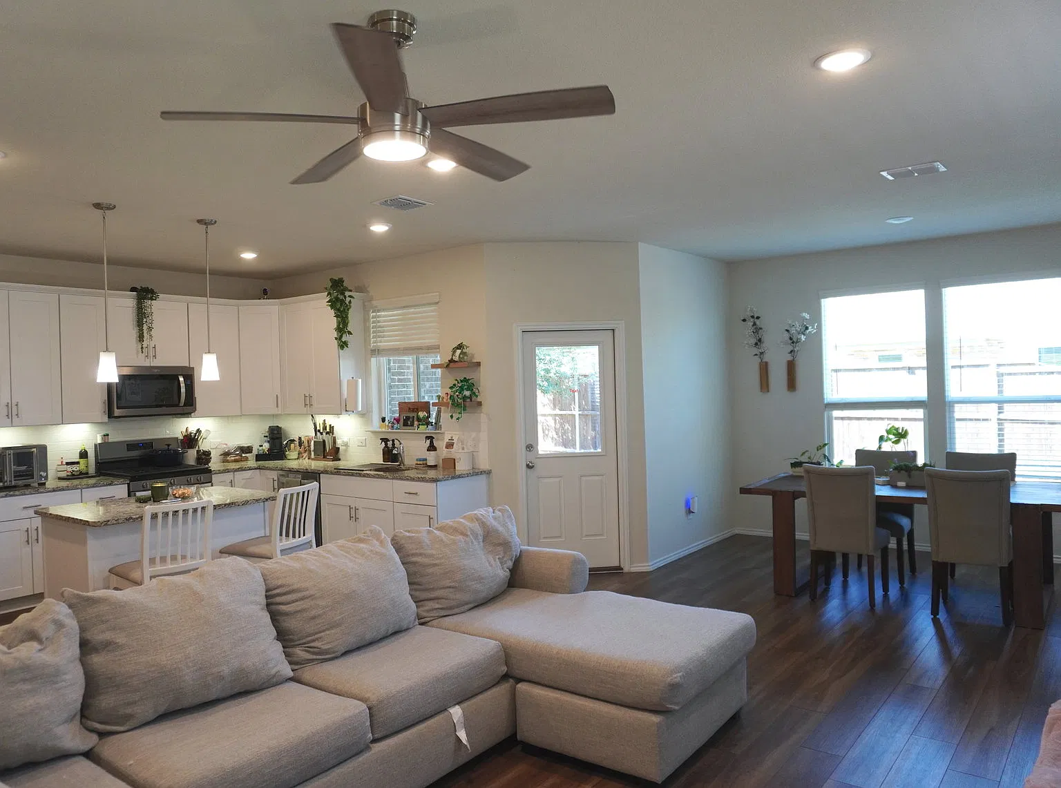 4 bed, 2.0 bath, 1948 sqft, $2,150 — Photo 4
