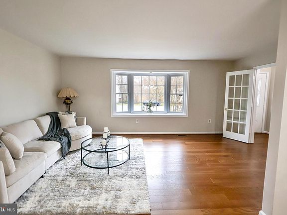 4th image of 2800 Gunarette Way