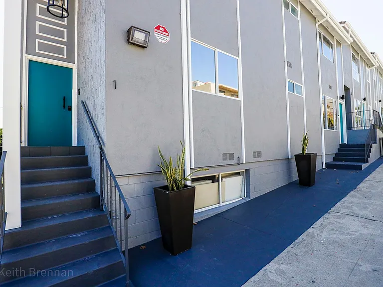 900 W College St #4 — Photo 22