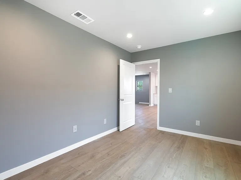 1049 W 62nd St — Photo 26