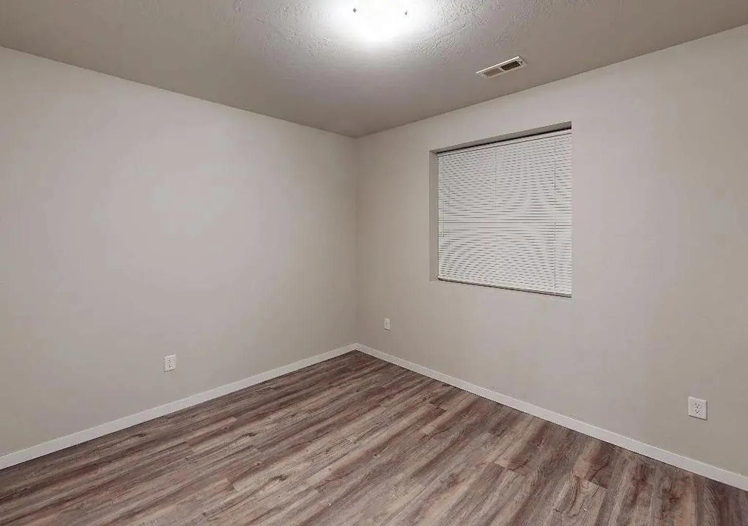 3 bedroom 2 bathroom townhome with 1 car garage — Photo 3