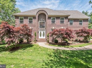 10010 Park Royal Dr, Great Falls, VA 22066