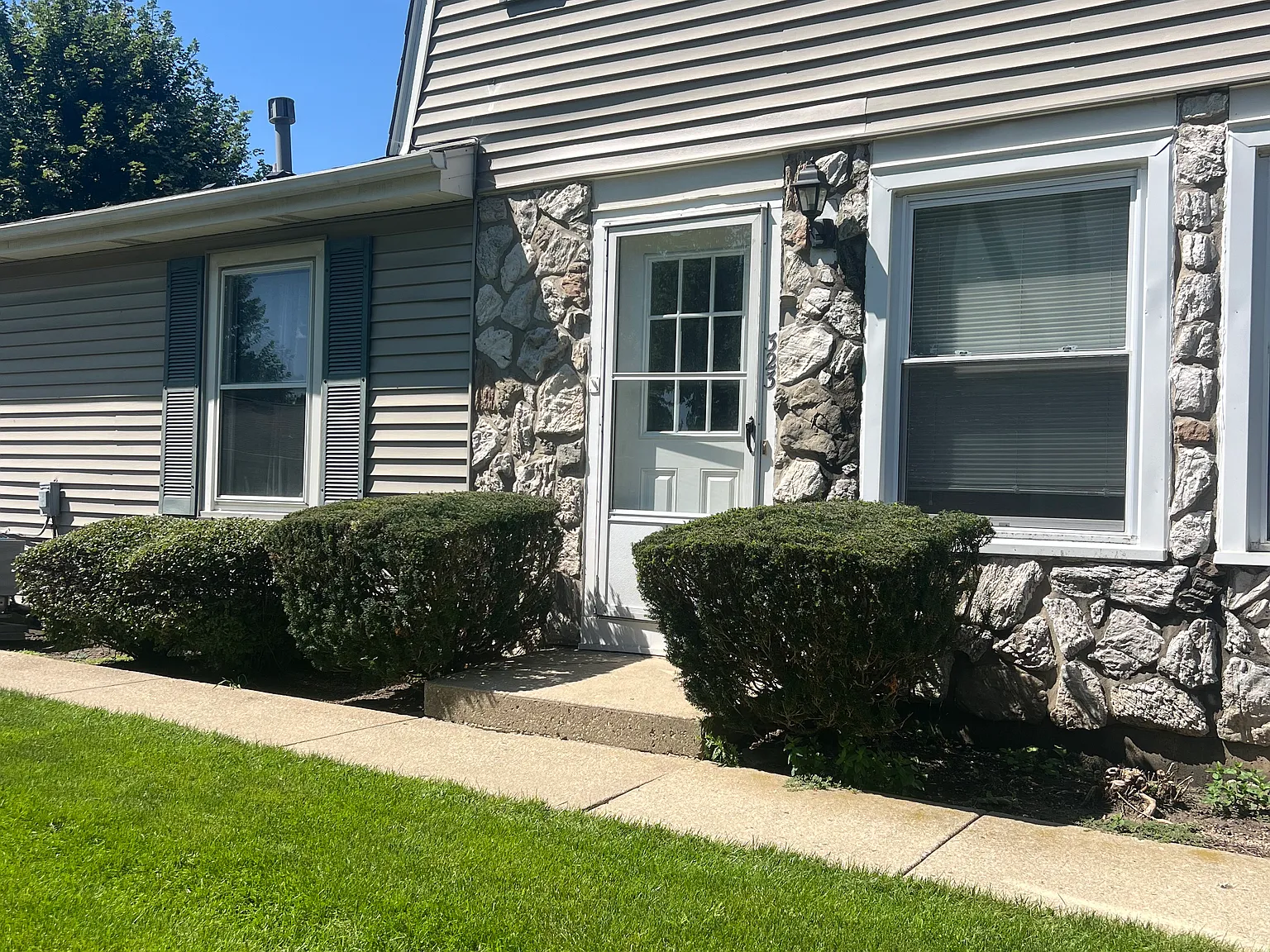 2 bed, 1.5 bath, 1012 sqft, $2,050 — Photo 2