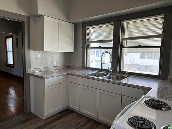 4th image of 309 E 6th St