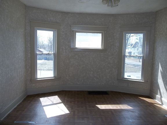 5th image of 303 Oakley Ave