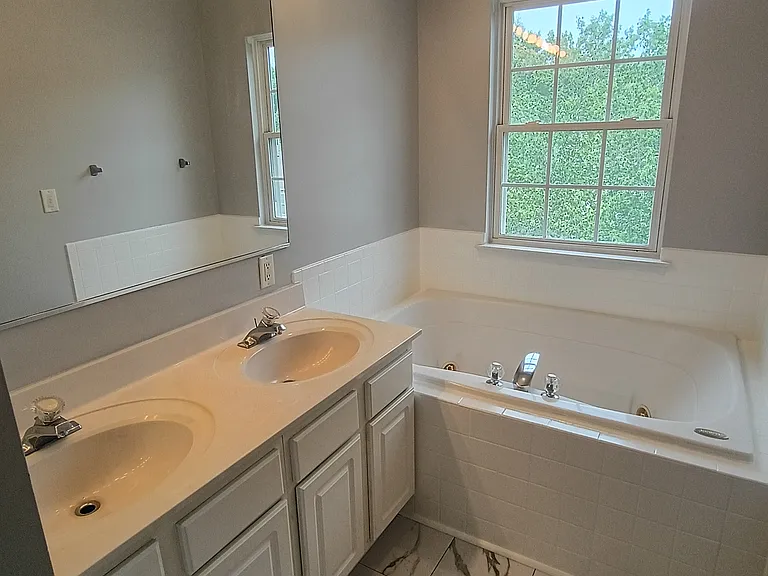 Master bedroom on suite pic 2 jacuzzi jetted tub