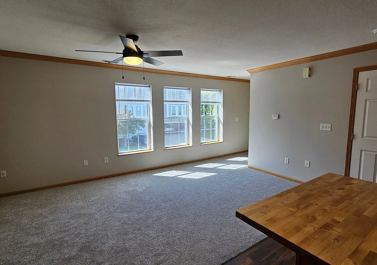 Modern 3-Level Townhouse in a Desirable Neighborhood Spacious & Stylish! — Photo 2