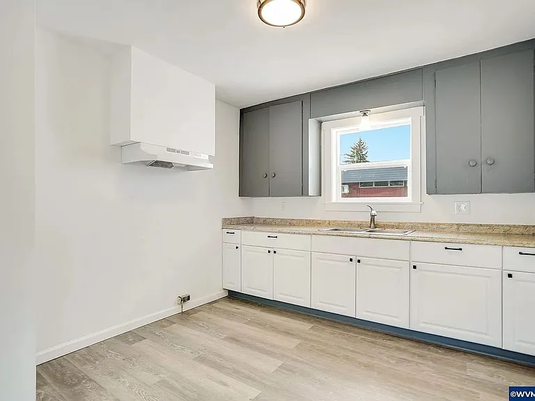 242 Jackson St E — Photo 13