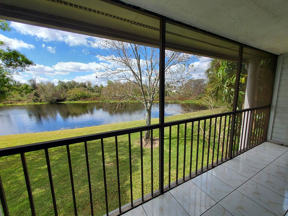 1BR 1BA Condo, screened in Patio overlooking Pond