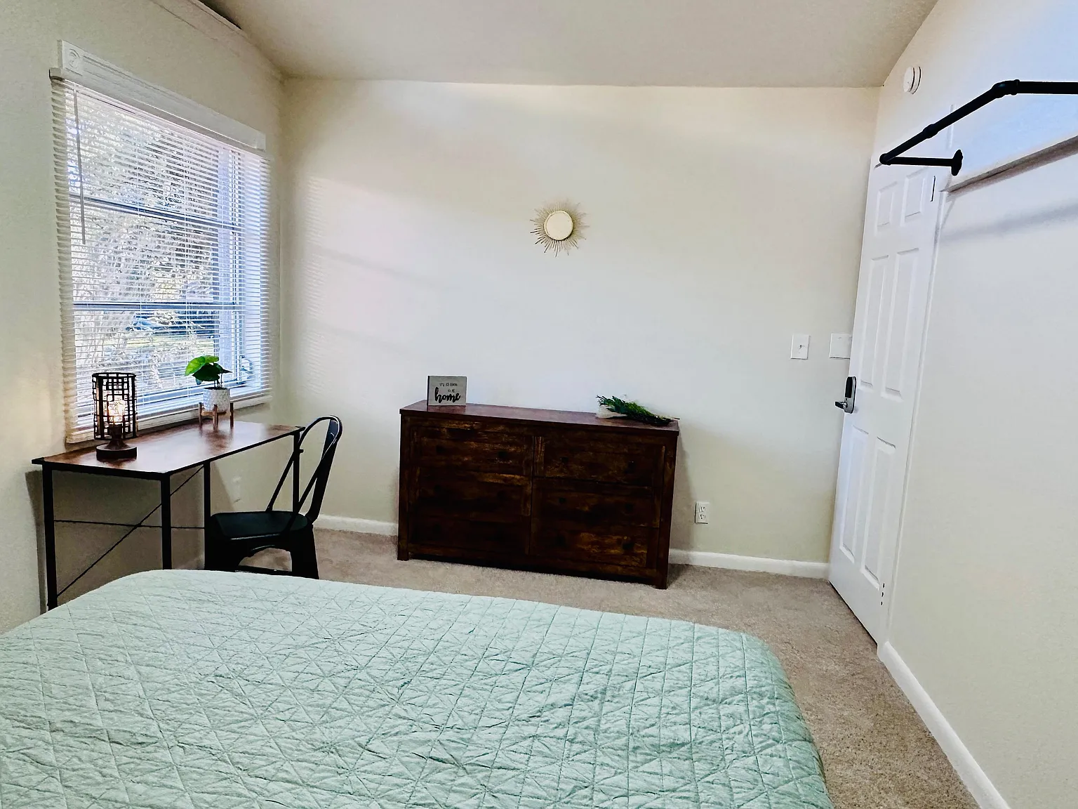 4 bed, 3.0 bath, 1678 sqft, $888 — Photo 2