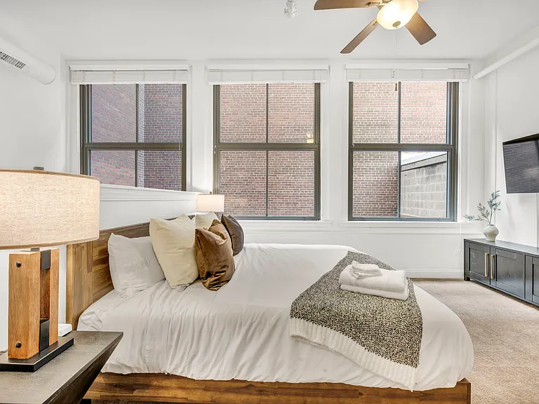 2042 E 4th St #300 — Photo 40