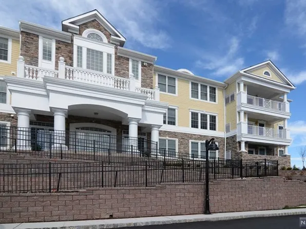 909 Four Seasons Ln, Woodcliff Lake, NJ 07677