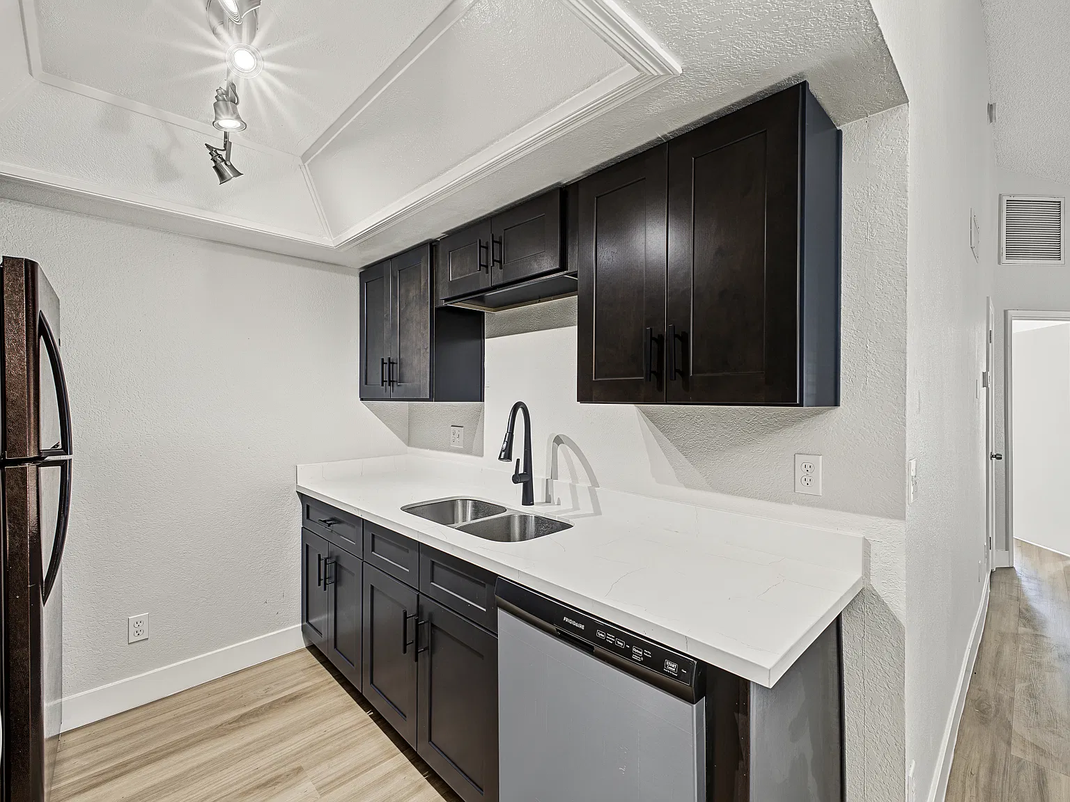 2 bed, 849 sqft, $1,675 — Photo 3