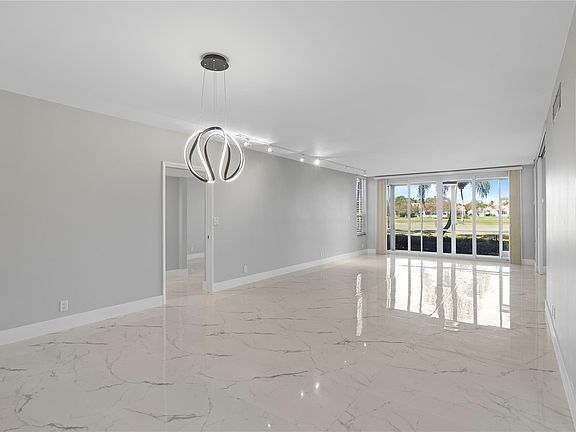 2nd image of 3970 Oaks Clubhouse Drive #103