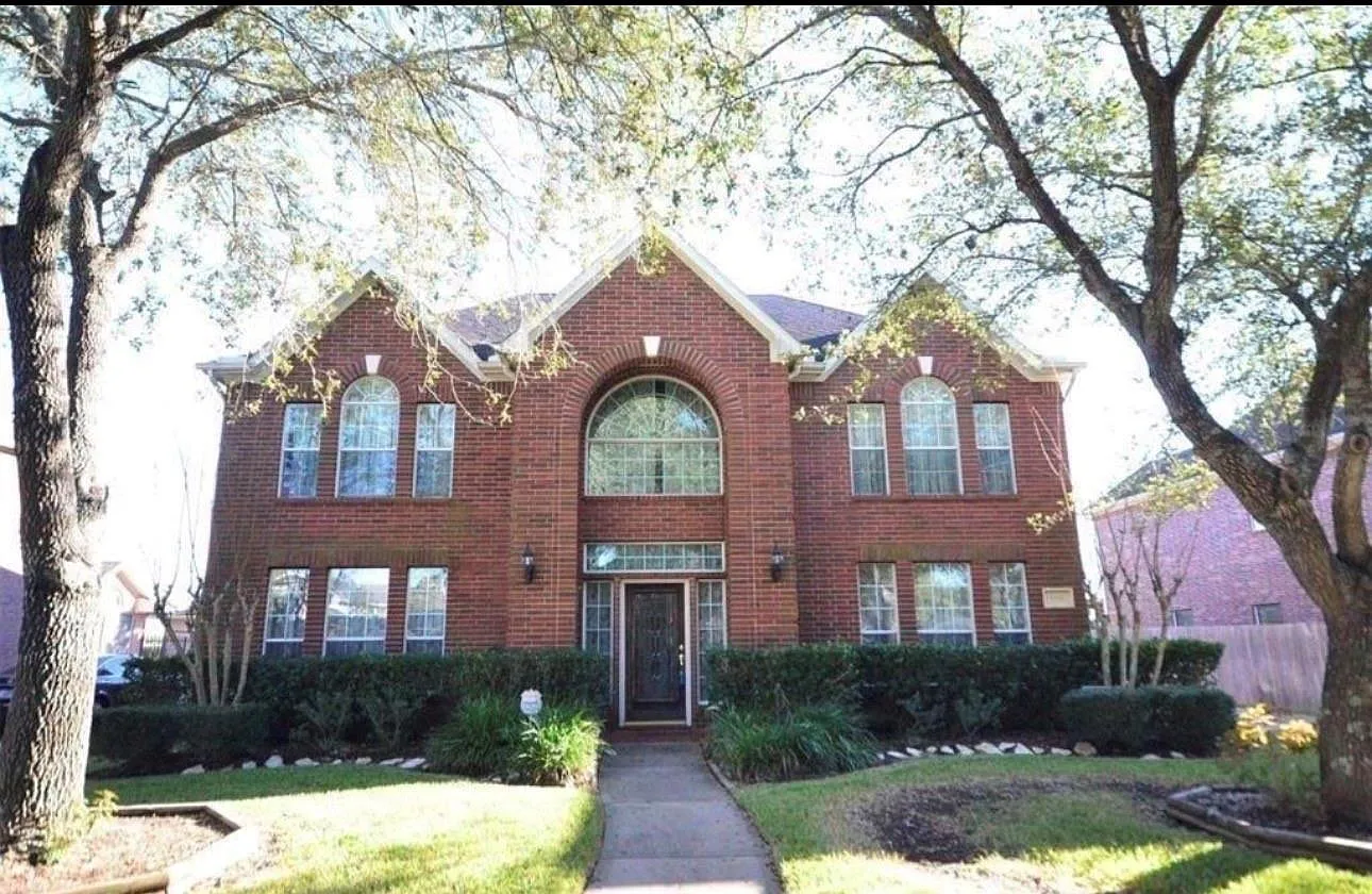 5 bed, 2.5 bath, 3010 sqft, $2,565 — Photo 1