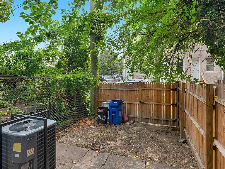 2412 Francis St — Photo 23