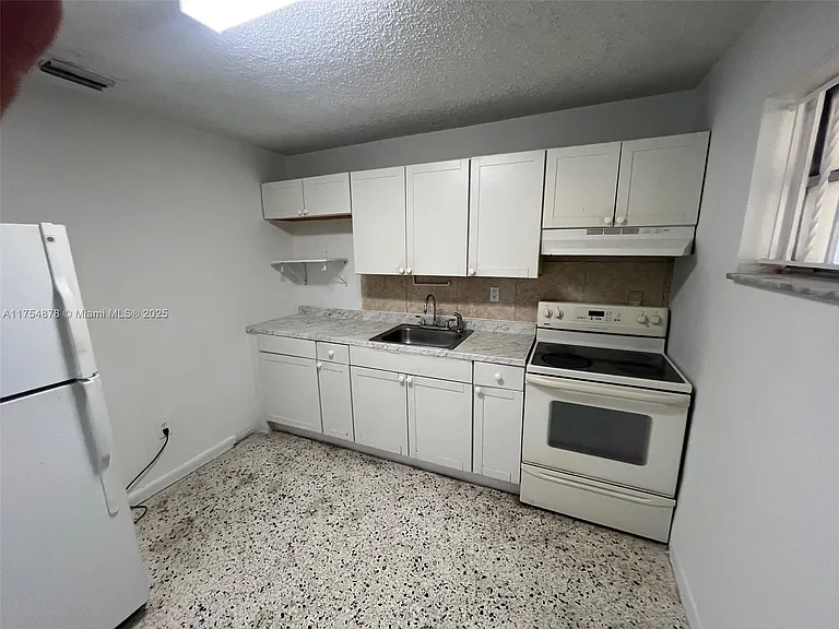 887 W 29th St #2 — Photo 8
