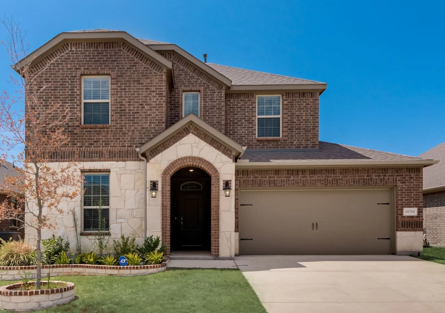 Beautiful 4 bedroom home over 2300 sqft! Aubrey ISD! — Photo 2
