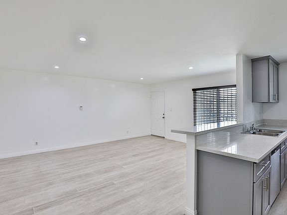 4th image of 1881 W Jefferson Blvd #0516d71d8