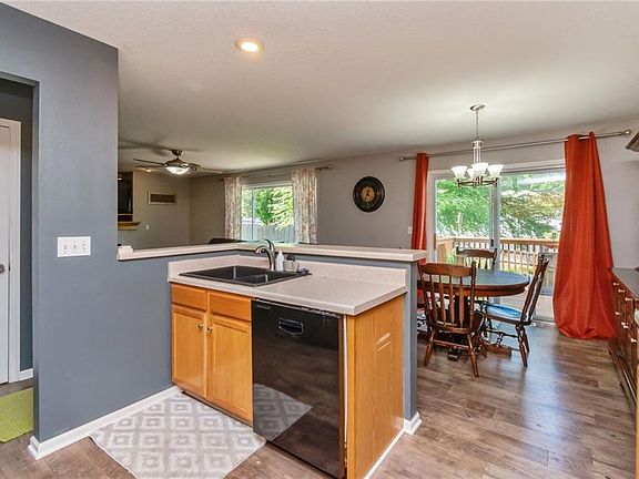 3rd image of 812 Edgewater Dr