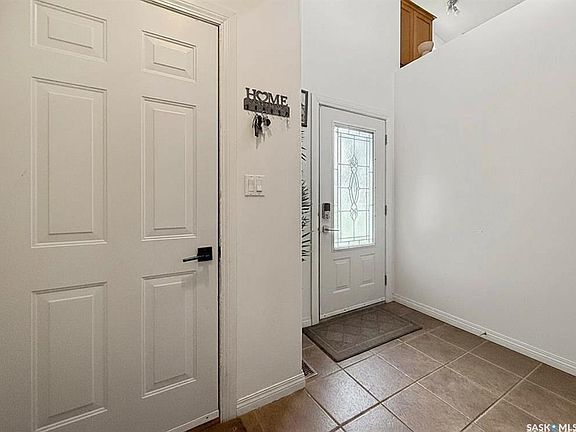 4th image of 731 Adamson CRESCENT