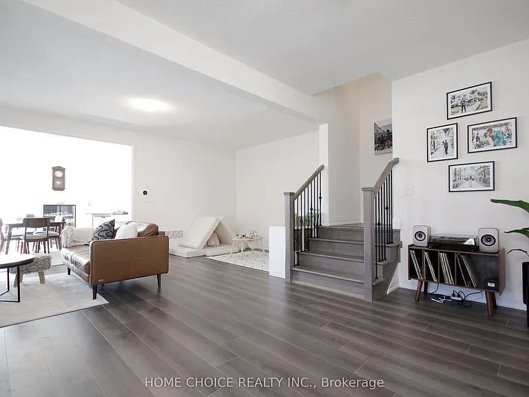 32 Ferragine Cres — Photo 4