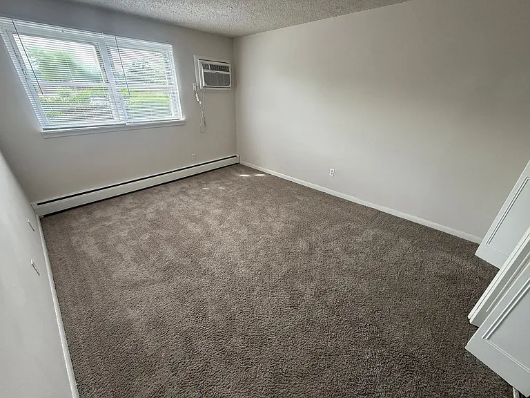Colonial Point Apartments — Photo 31