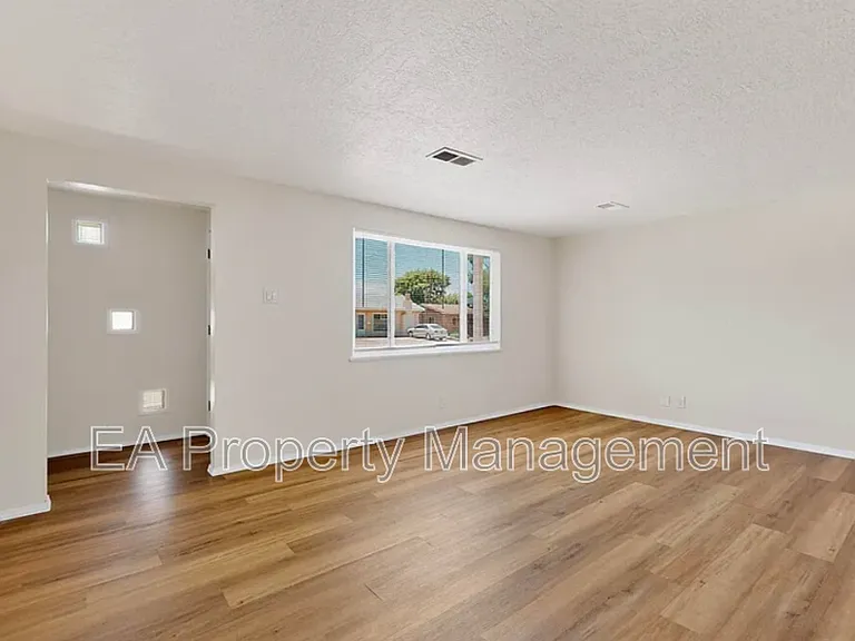 1055 Betts St NE — Photo 9