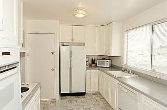 Kitchen :: 125 Buxton Ave