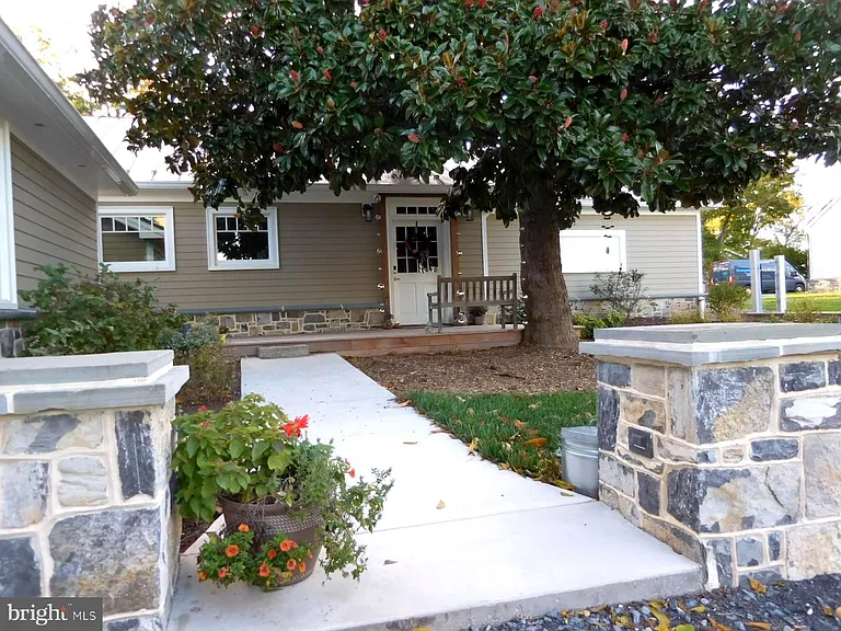 18 Huntingdon Ln — Photo 2