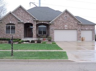 1052 Devonshire Dr S, Sycamore, IL 60178