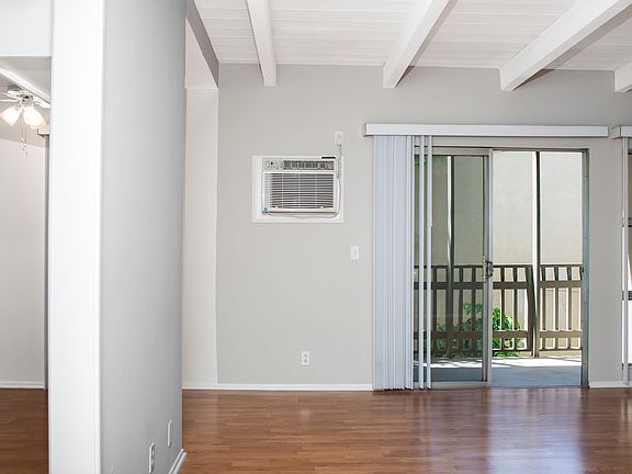 4th image of 3131 Montrose Ave APT 8