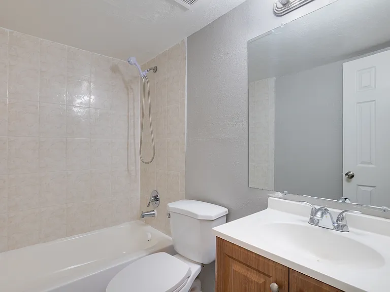 Woodside Villas Apartments — Photo 9