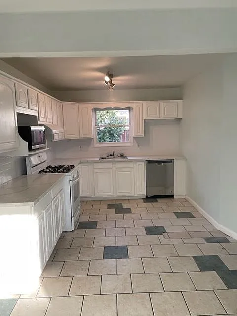 3 bed, 1180 sqft, $4,200 — Photo 2